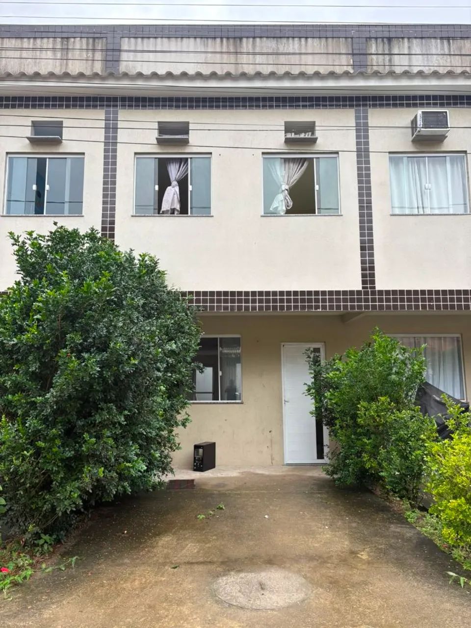 CASA COM 3QTOS E TERRAÇO 