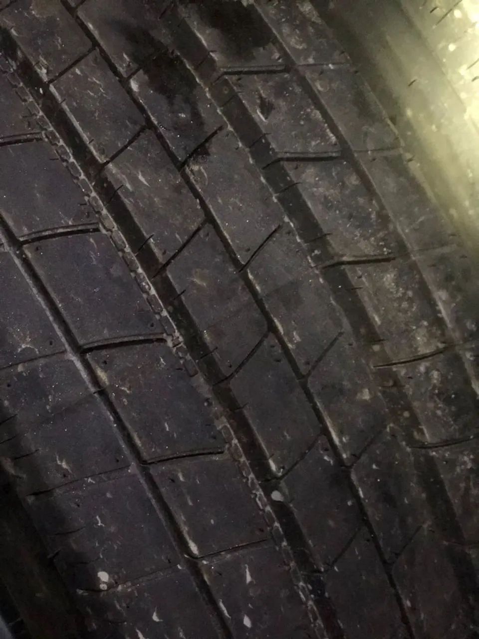 Vendo 2 pneus novos modelos 215/75/17.5  com as rodas novas também  - Foto 2