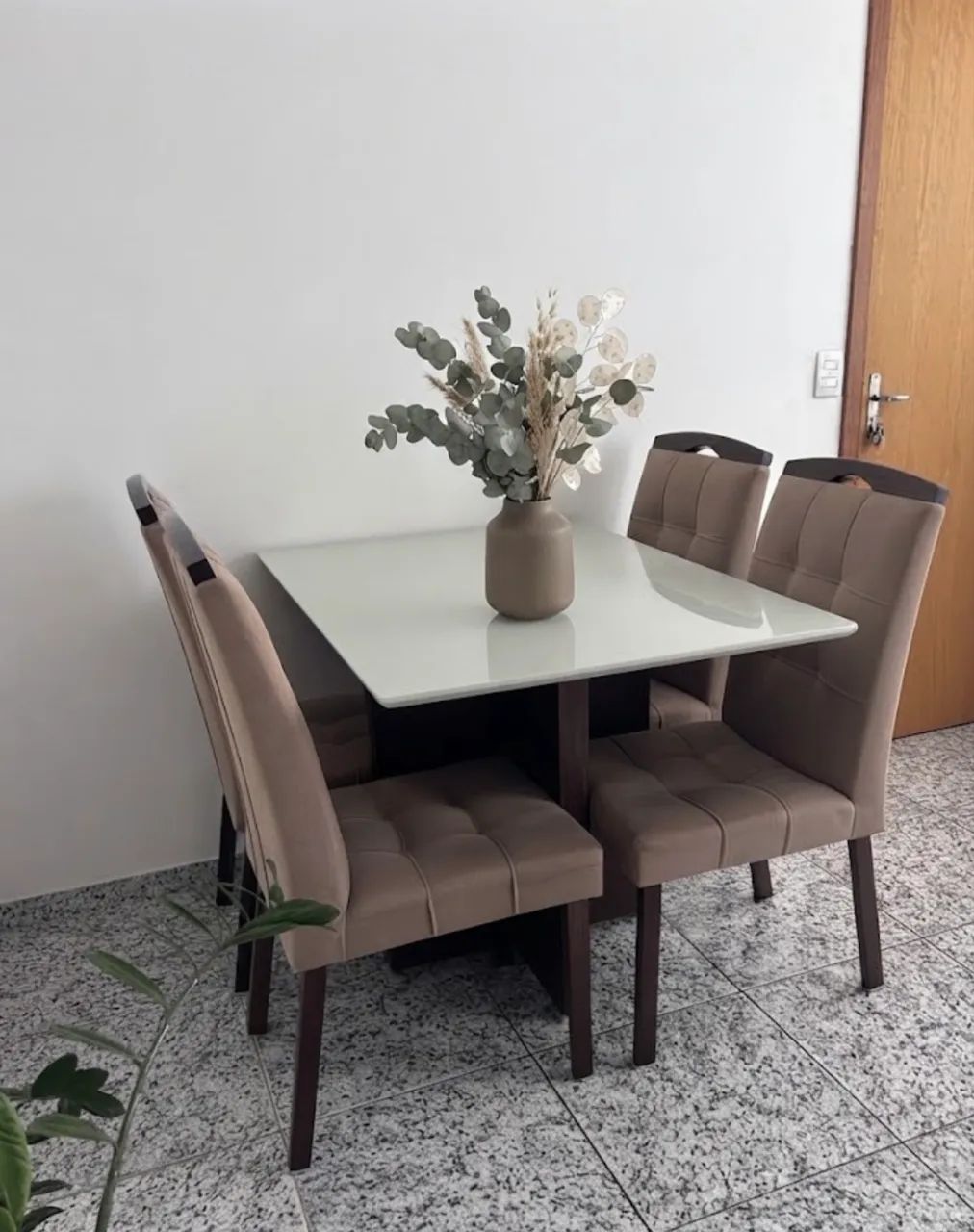 Mesa de jantar com 4 cadeiras