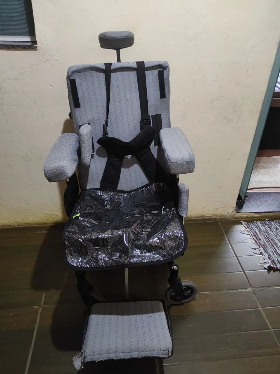 Cadeira Adaptada com Apoio para Cabeça e Pés 