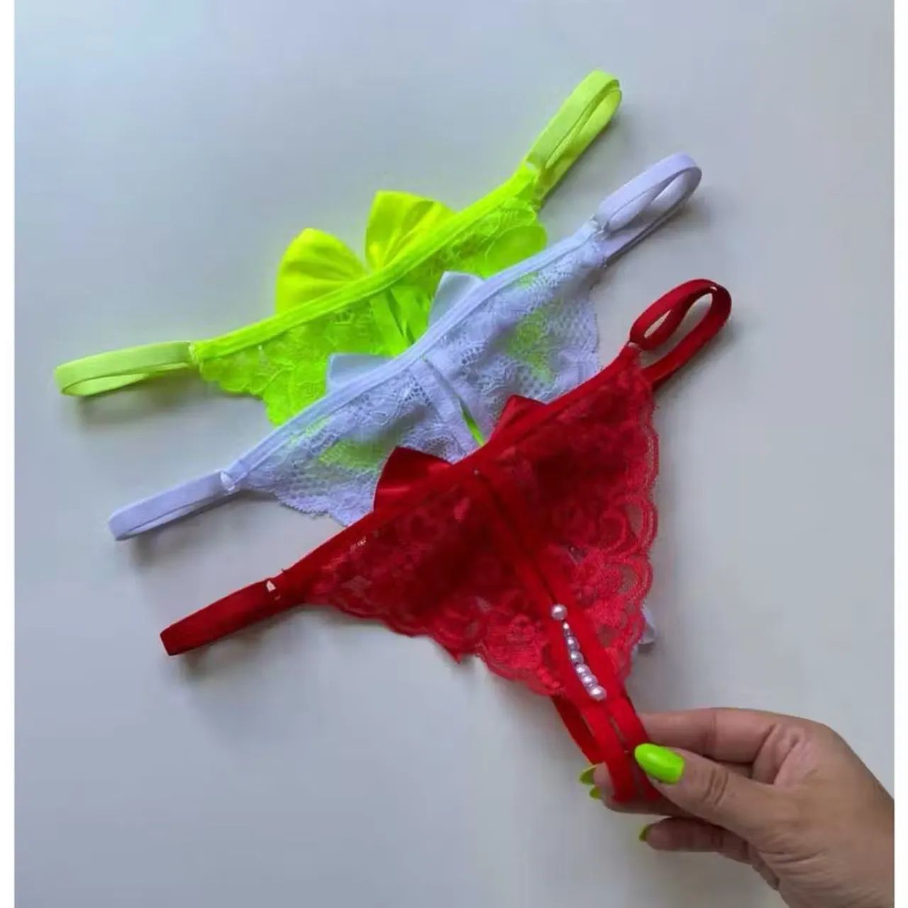 Calcinha pérola laço renda.