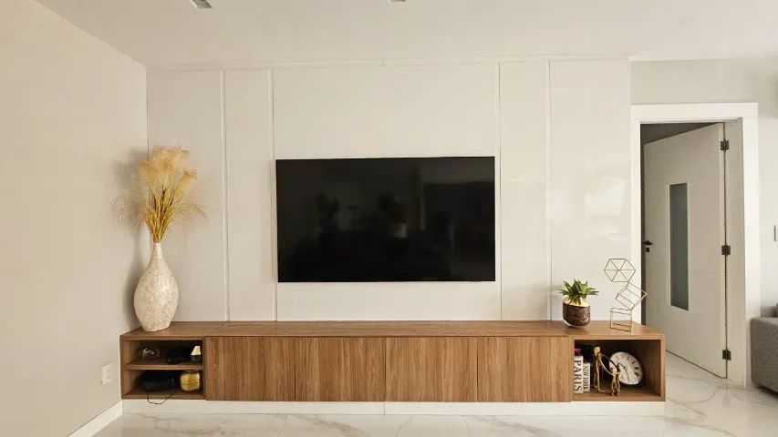 High-Gloss White MDF TV Panel + Hanover Oak Rack (3.35 m)