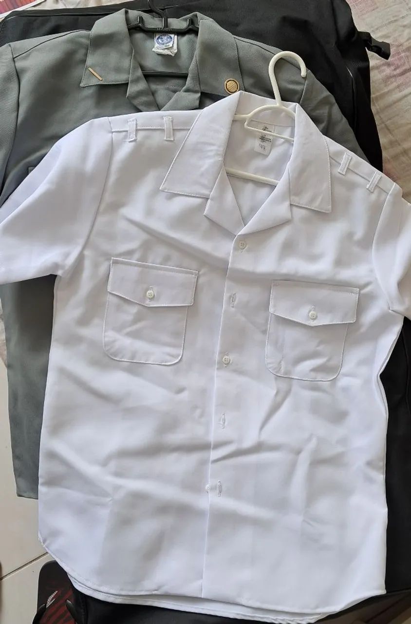 Uniforme Marinha: blusas tam 2 e 3 e calças tam 42.