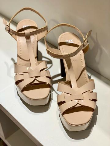 Sandália bege nude, salto groso - City Shoes - Foto 2