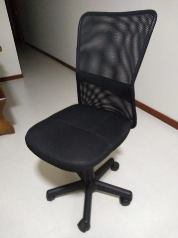 Mesa com duas gavetas e cadeira de rodinhas - Foto 2