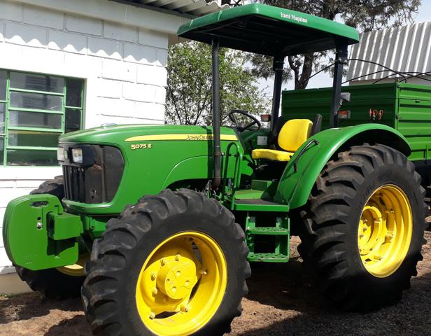 Trator John Deere 5075 E