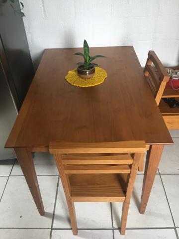 Mesa de jantar - 4 lugares - Madeira -Pé palito + 2 cadeiras