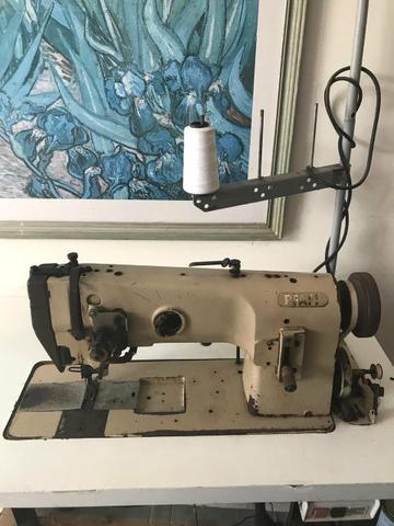 Máquina de costura reta funcionando