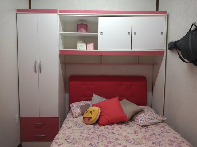 Armário branco com detalhes rosa - Foto 5
