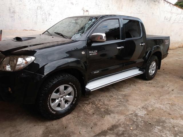 Vendo ou troco hailux 2011