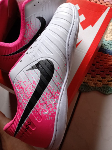 chuteira futsal nike rosa
