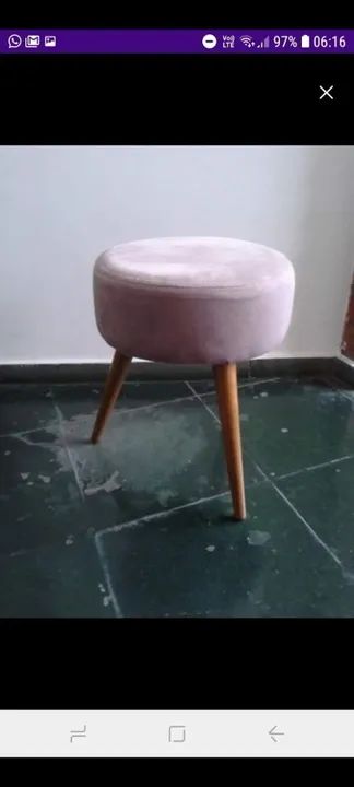 Puff de veludo com pernas palito nas cores rose e creme - Foto 2
