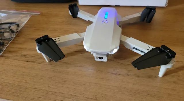 Drone com Câmera e Controle Remoto E88