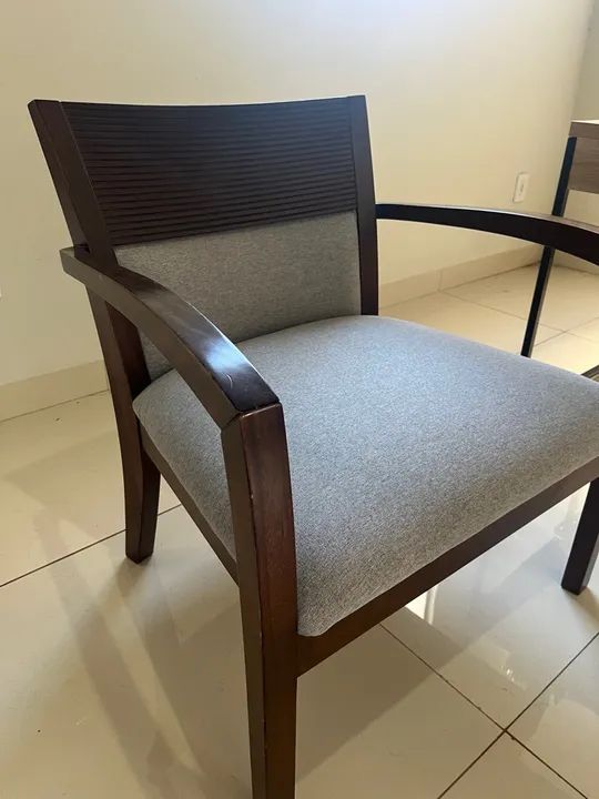 Poltrona de Madeira Maciça