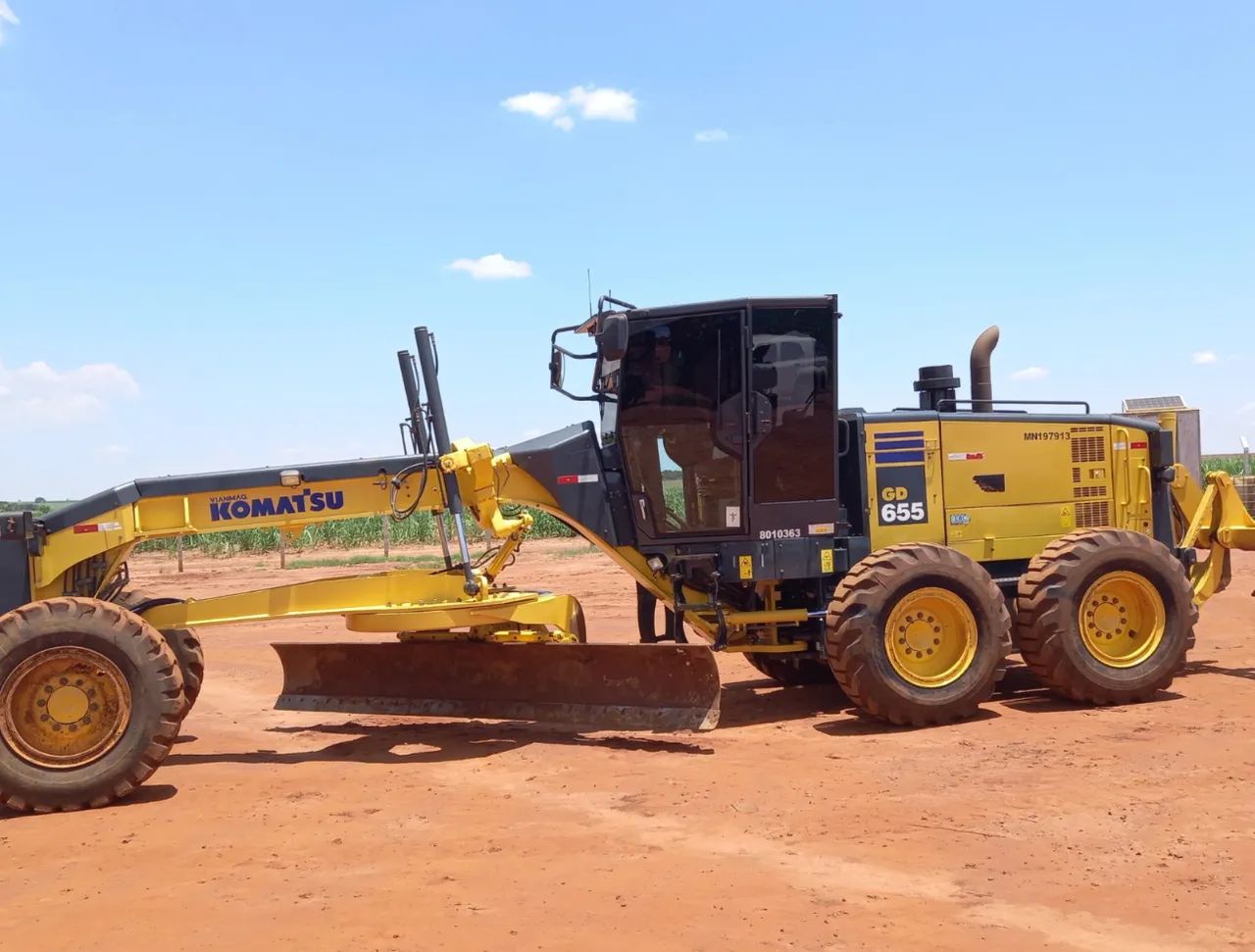 Motoniveladora Komatsu GD655 ano 2021 com 5800 horas, no MS