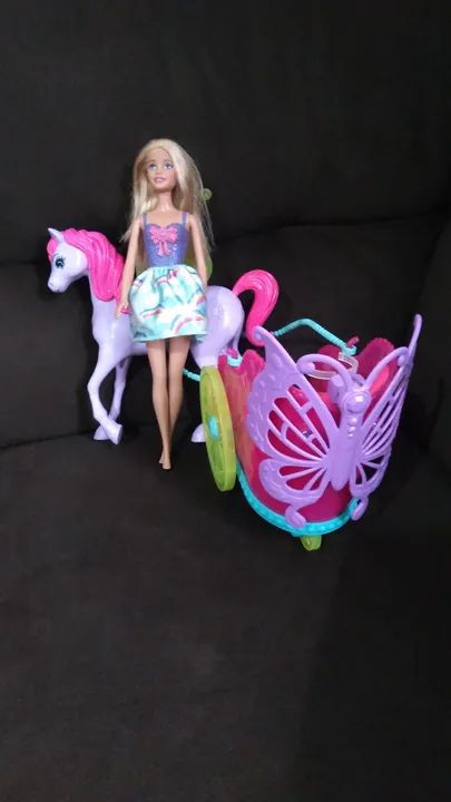 Carruagem da Barbie e uma boneca Barbie. - Foto 4