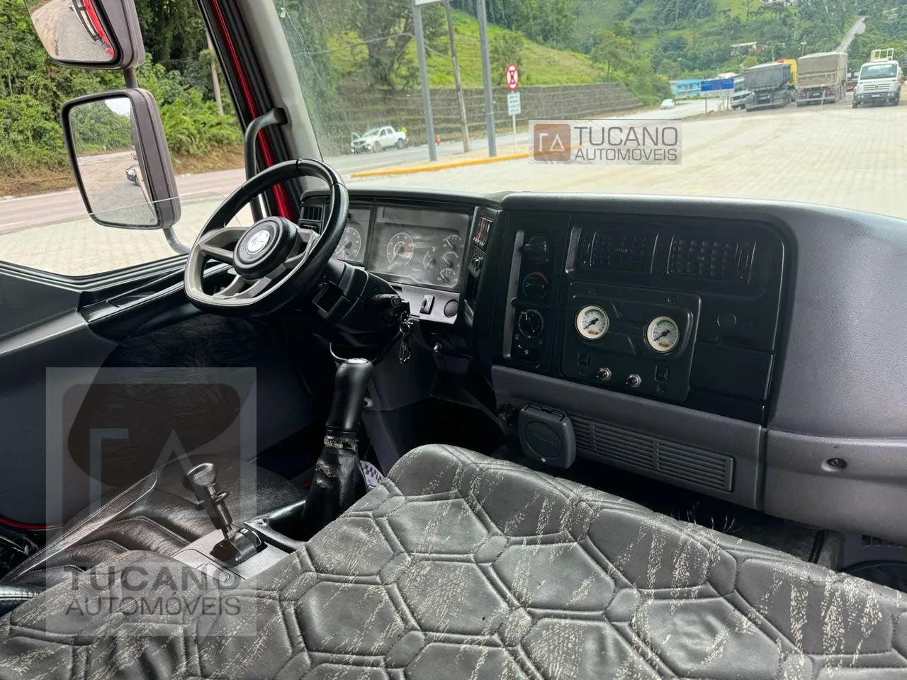 Caminhão Volvo VM 260 Truck - 2012 - Plataforma - Foto 11