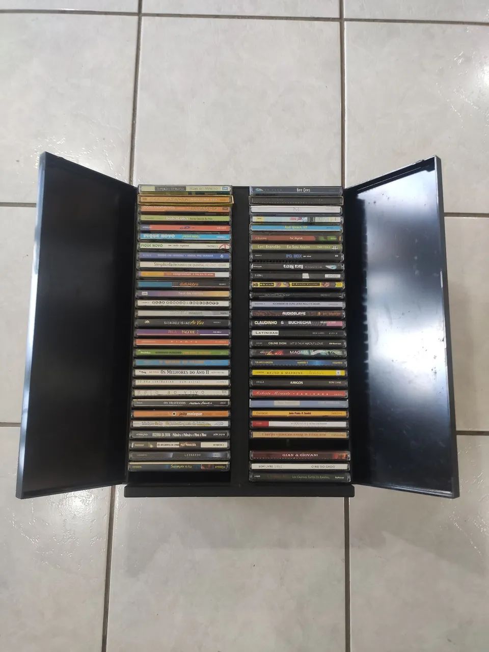 Estante com CDs originais