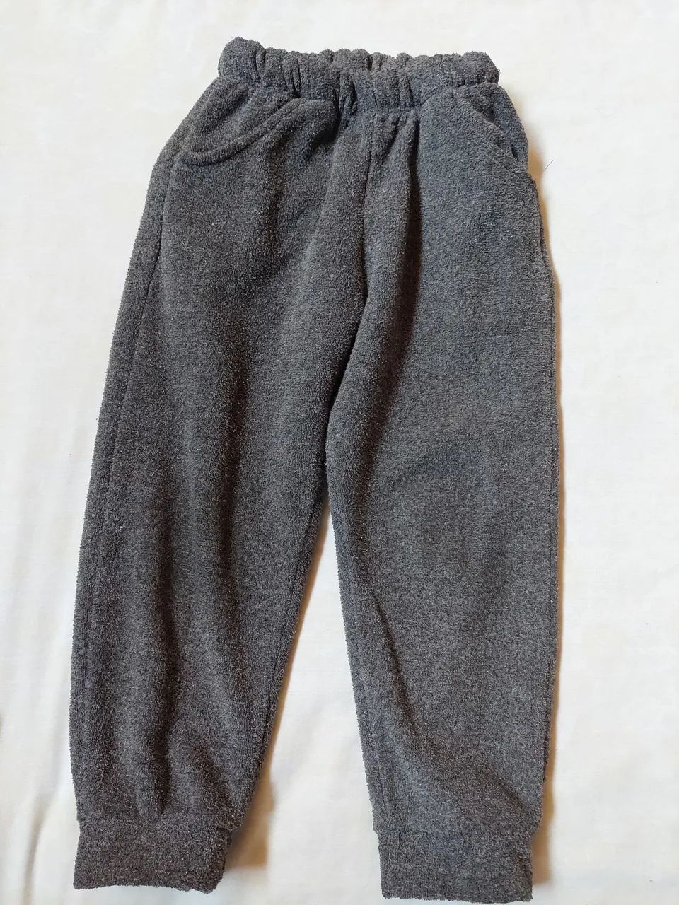 Conjunto casaco com capuz e calça com bolso - na cor cinza infantil - Foto 2