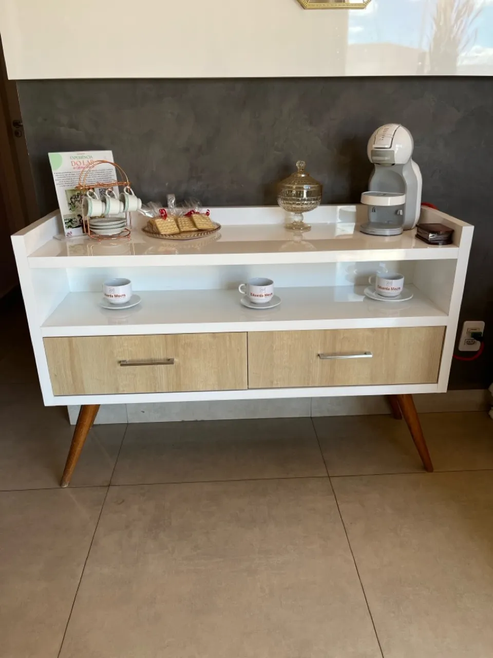 Aparador moderno com gavetas e design elegante