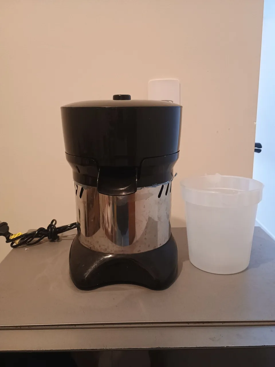 Espremedor de frutas potente e eficiente