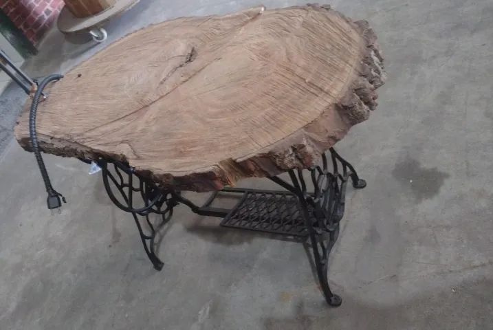 Mesa com tampo de madeira rustica e com o pé de maquina de costura.(**USADA**) - Foto 4