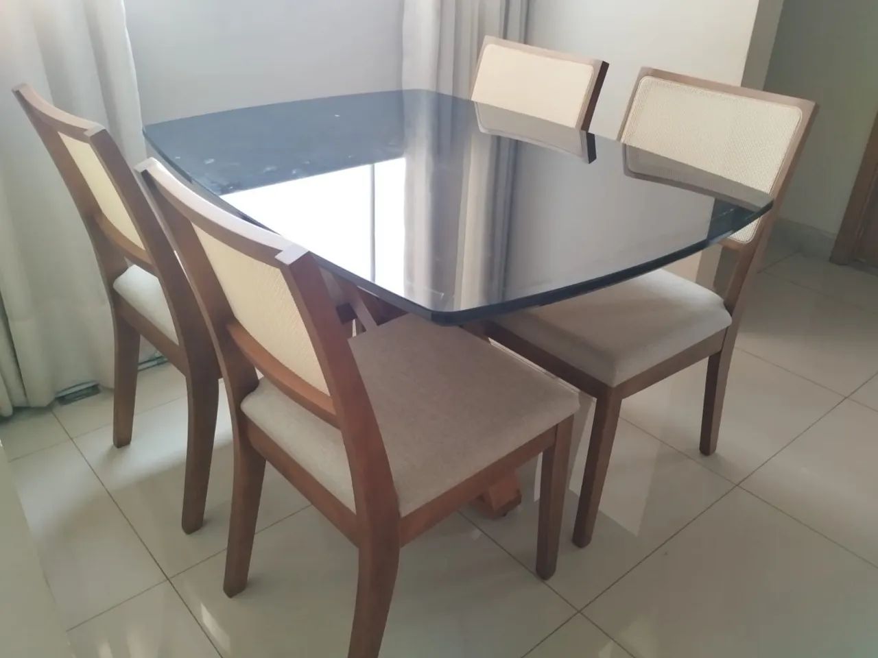 Mesa de jantar com tampo de vidro laqueado e madeira 