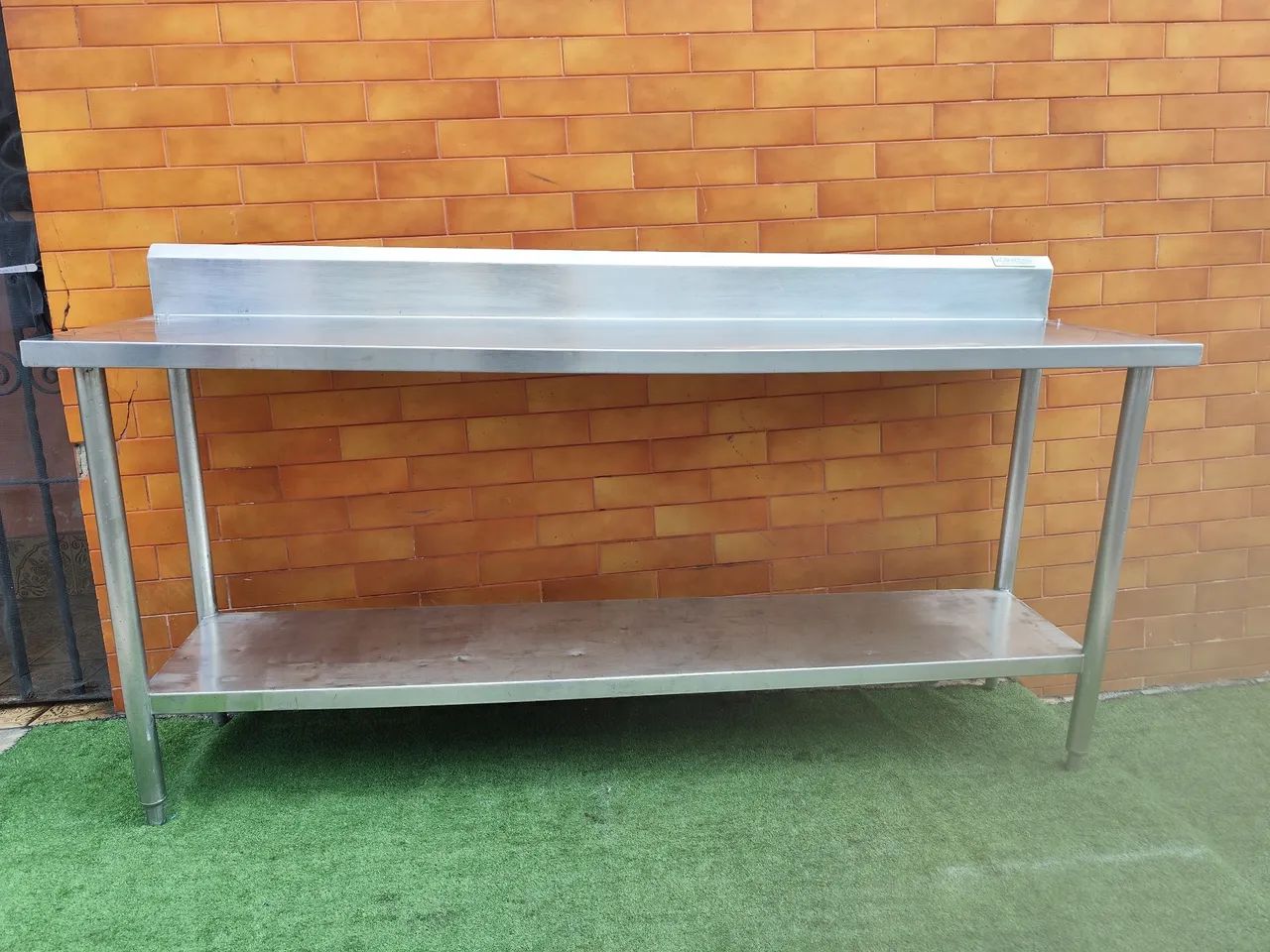 Mesa de aço inox  Macom para cozinha industrial
