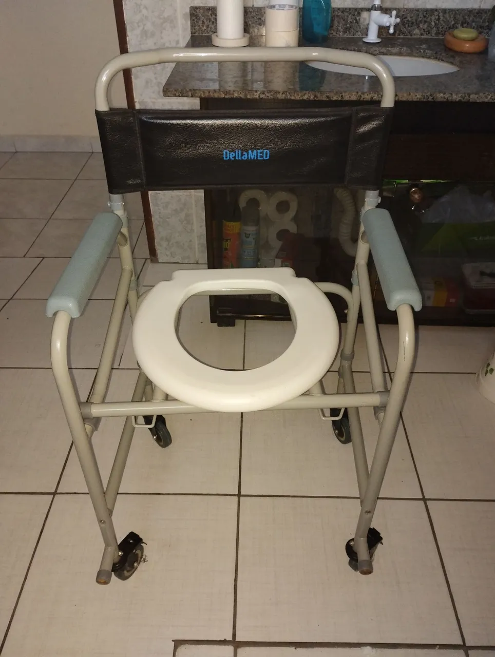 Cadeira de Banho com Rodas DellaMed
