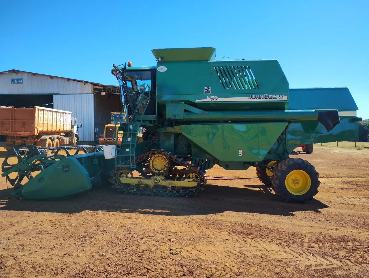 Colheitadeira John Deere 1450 arrozeira com esteira para atoleiros e area inundada.