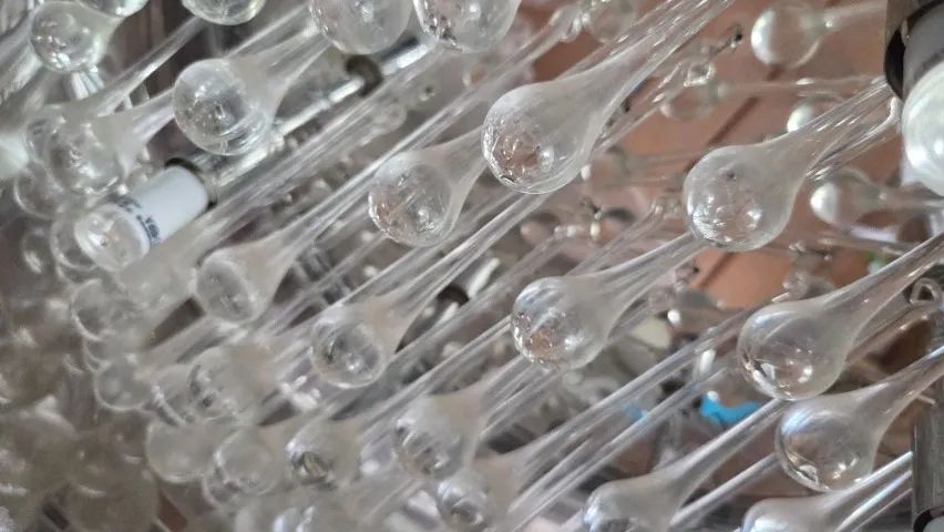 Luminária e lâmpadas novas e bem conservada