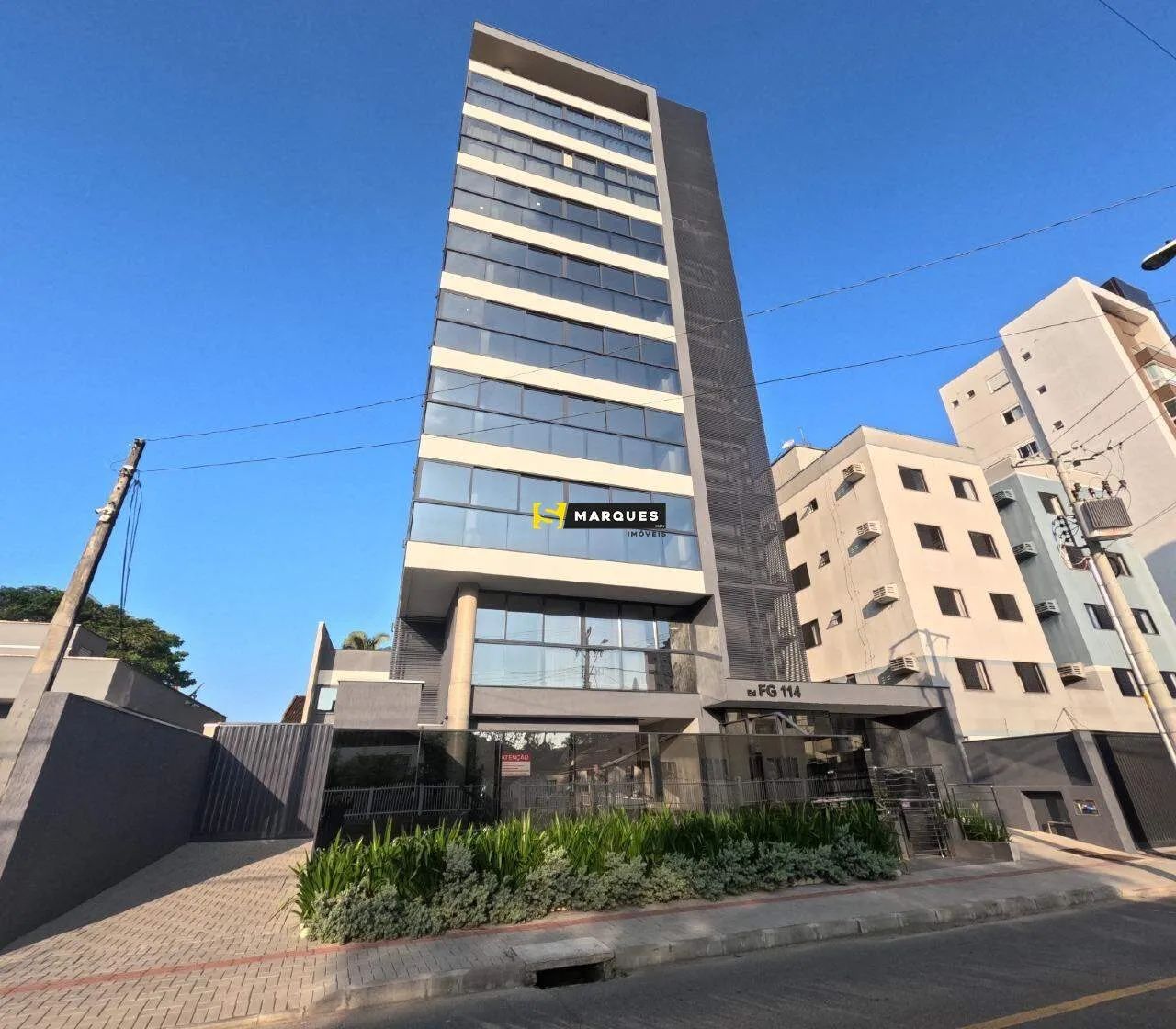 Apartamento de alto padrão mobiliado e decorado, com 2 suítes + 1 suíte master e 2 vagas d