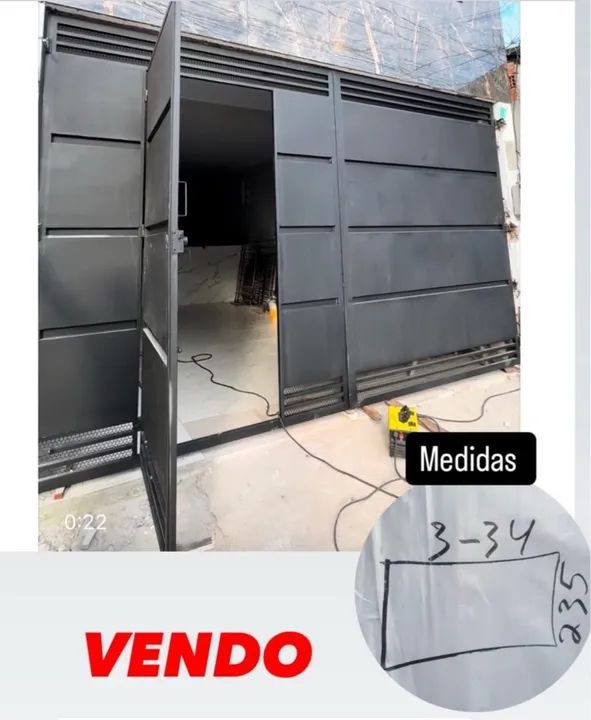 Portão em perfeito estado abre no meio e tem porta