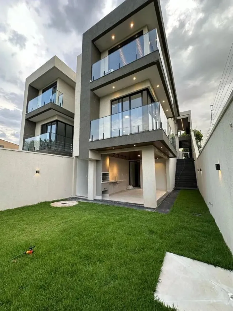 Sobrado à Venda em Goiânia, Duplex 4 suítes no Jd. Atlântico