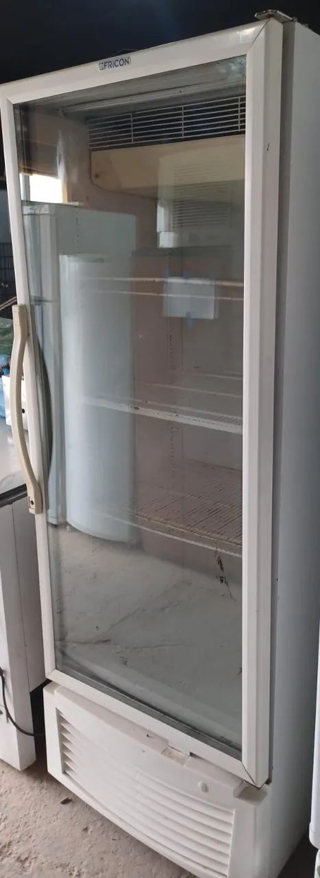 Geladeira com prateleiras, 400 litros, em ótimo estado.