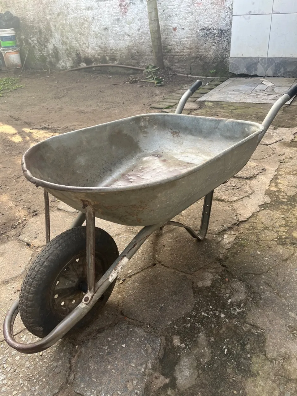 Carrinho de mão para construção