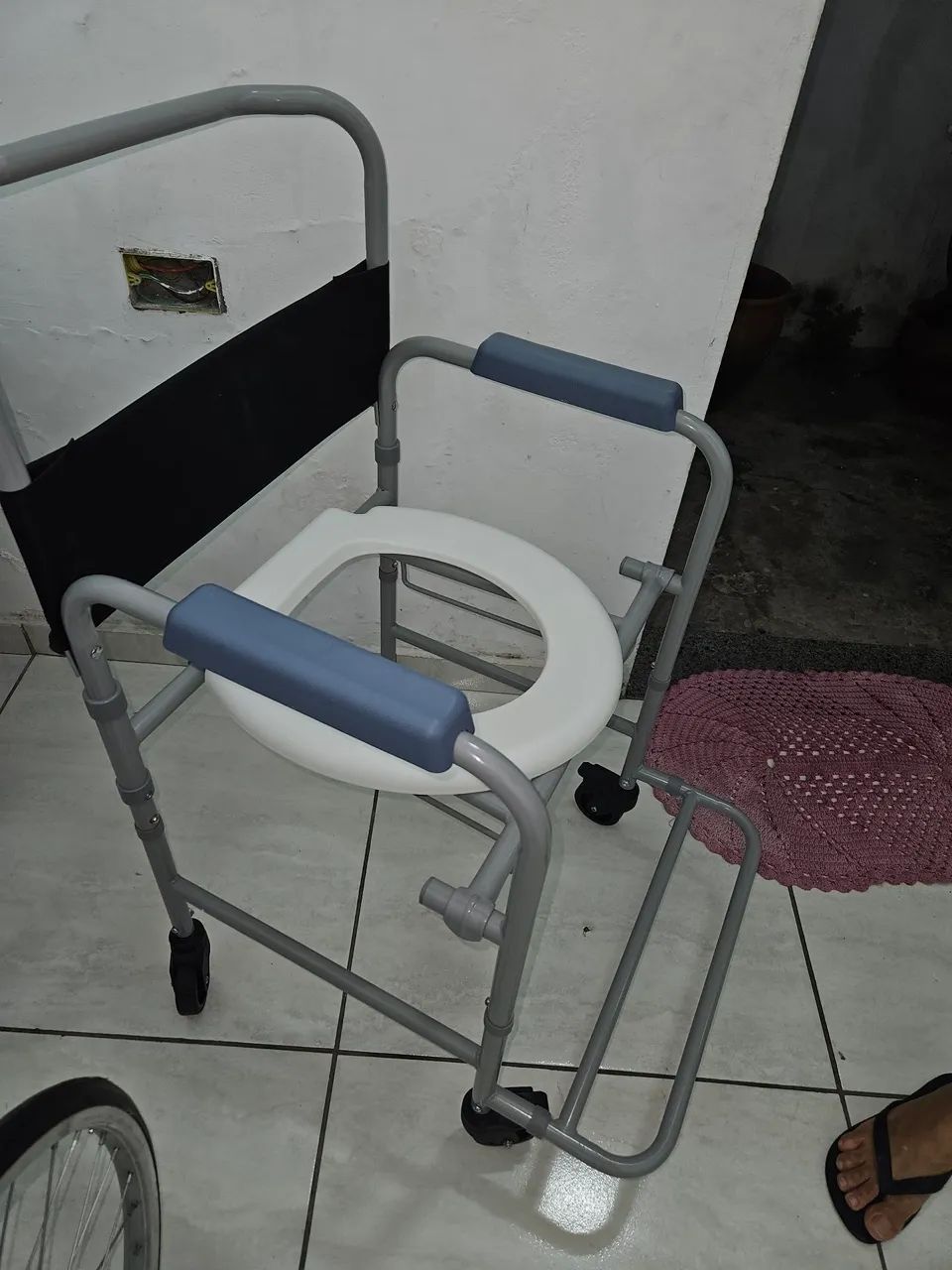 Cadeira com assento sanitário