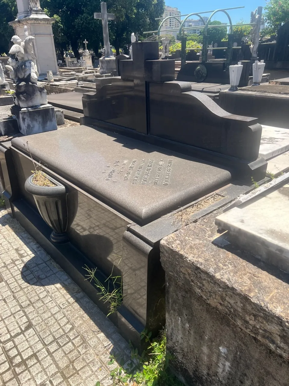 JAZIGO PERPÉTUO NO CEMITÉRIO SÃO JOÃO BATISTA - RJ
