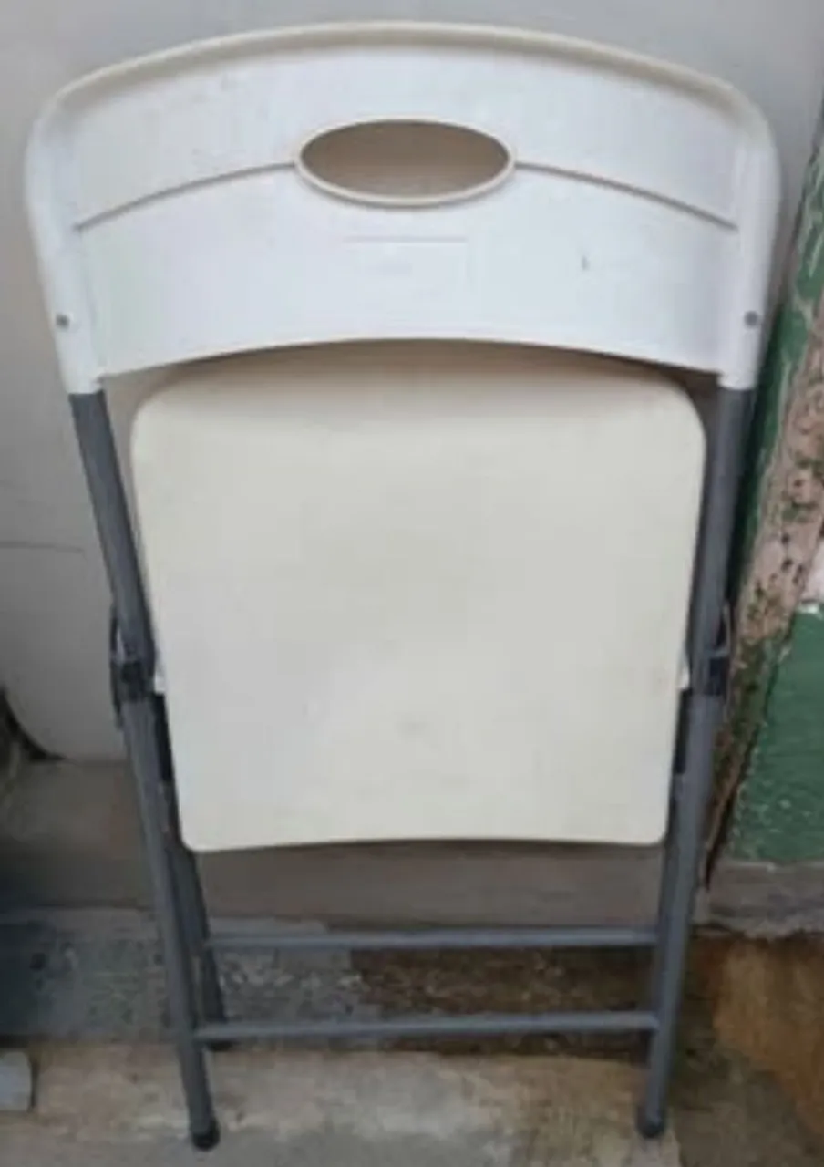Cadeira dobrável de plástico
