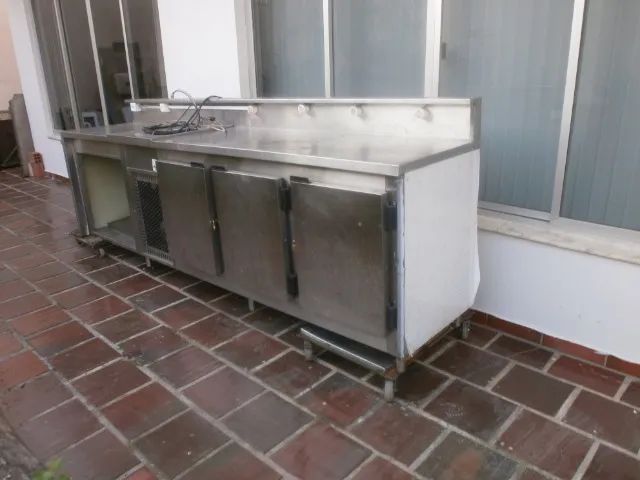 balcão refrigerado em inox - com 3 portas - pia  - espaço neutro - medindo 3mt