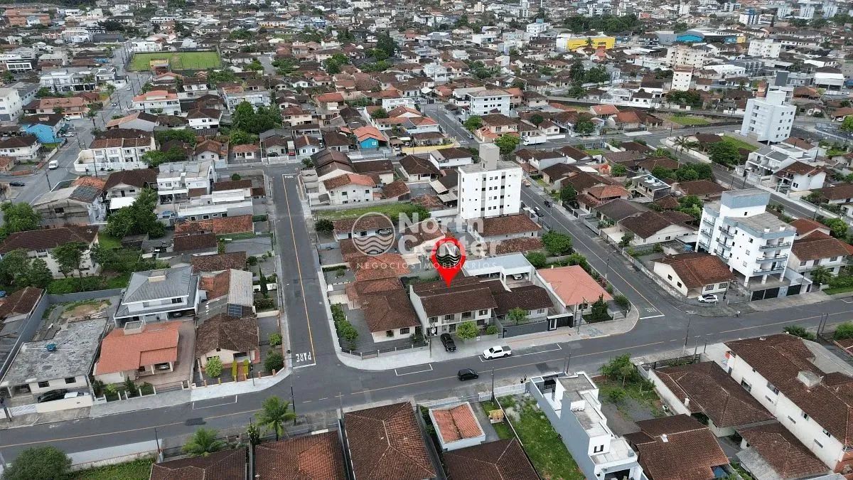 Sobrado à venda, com sala comercial, Iririú, Joinville, SC, ACEITA PERMUTA POR CASA em Bal