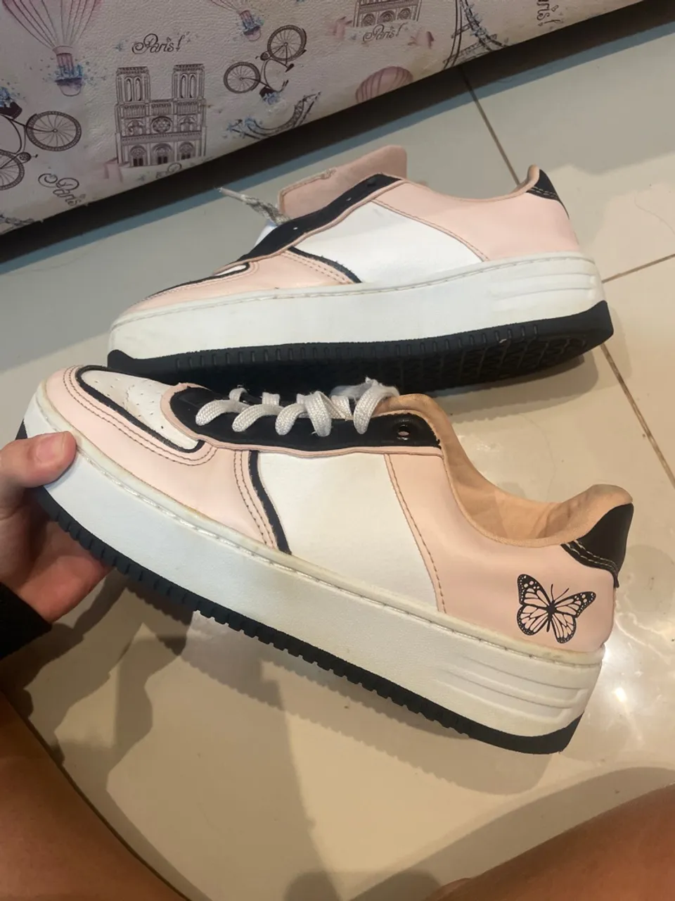 Tênis plataforma rosa com detalhe de borboleta