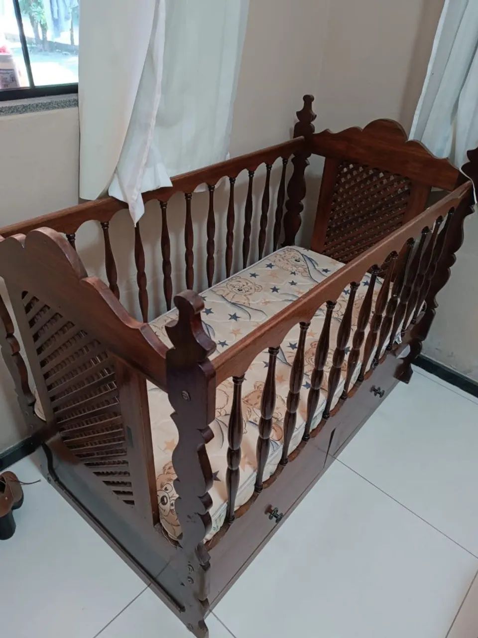 Berço de madeira estilo clássico