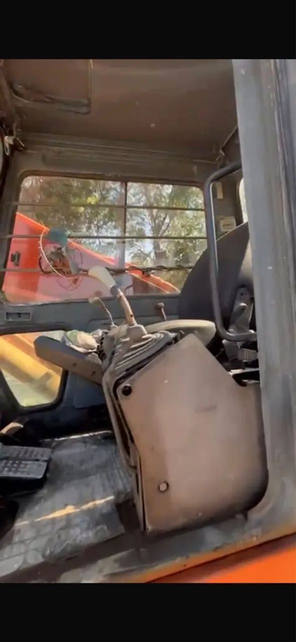 Escavadeira FH 200 -ano 2000- Máquina para Construção - Foto 4