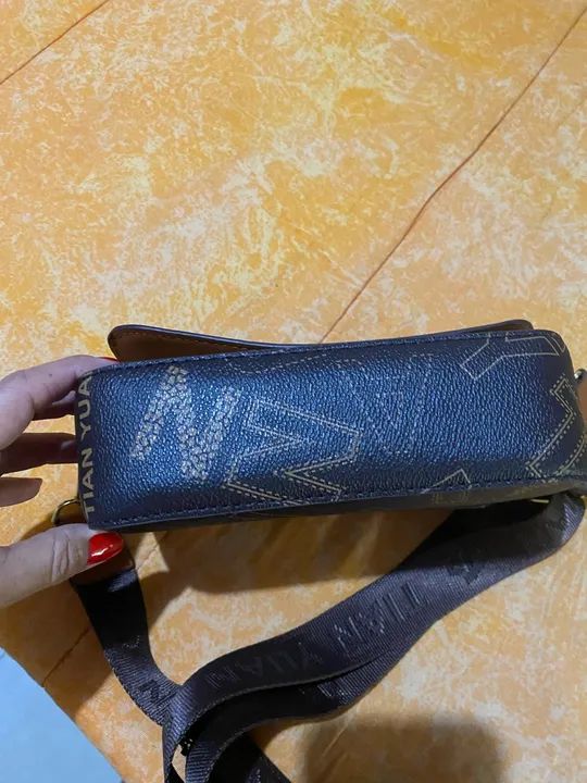 Bolsa de Ombro Marrom com Detalhes em Dourado - Foto 5
