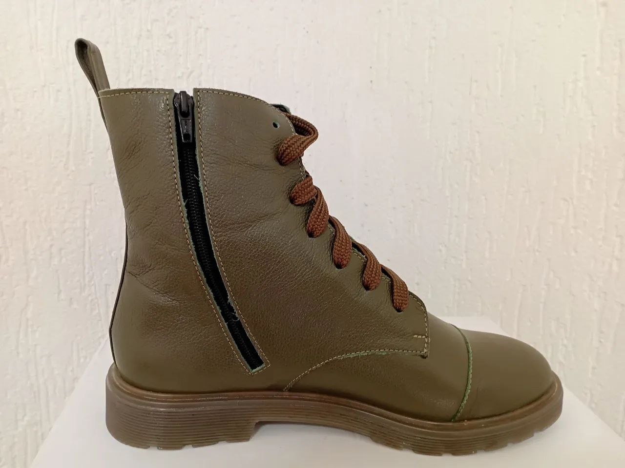 Bota feminia em couro natural  - Foto 2