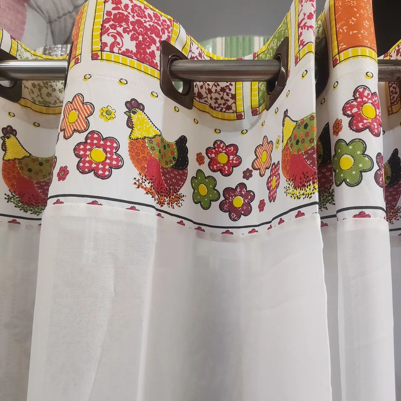 Cortinas de tecido branco com detalhes florais  2,00 x 1,70