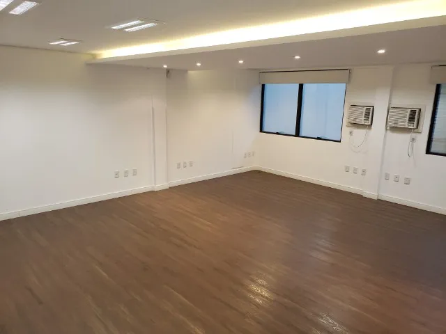 Sala comercial 55m reformada, com vista, Com banheiro, e elevador, Direto com proprietário