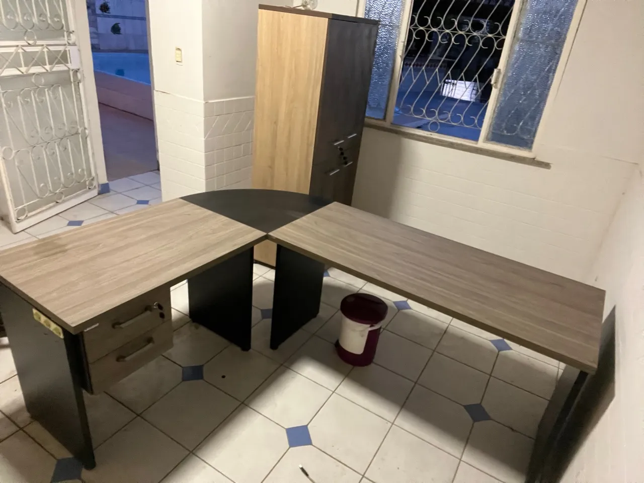 Mesa de escritório em L com gavetas