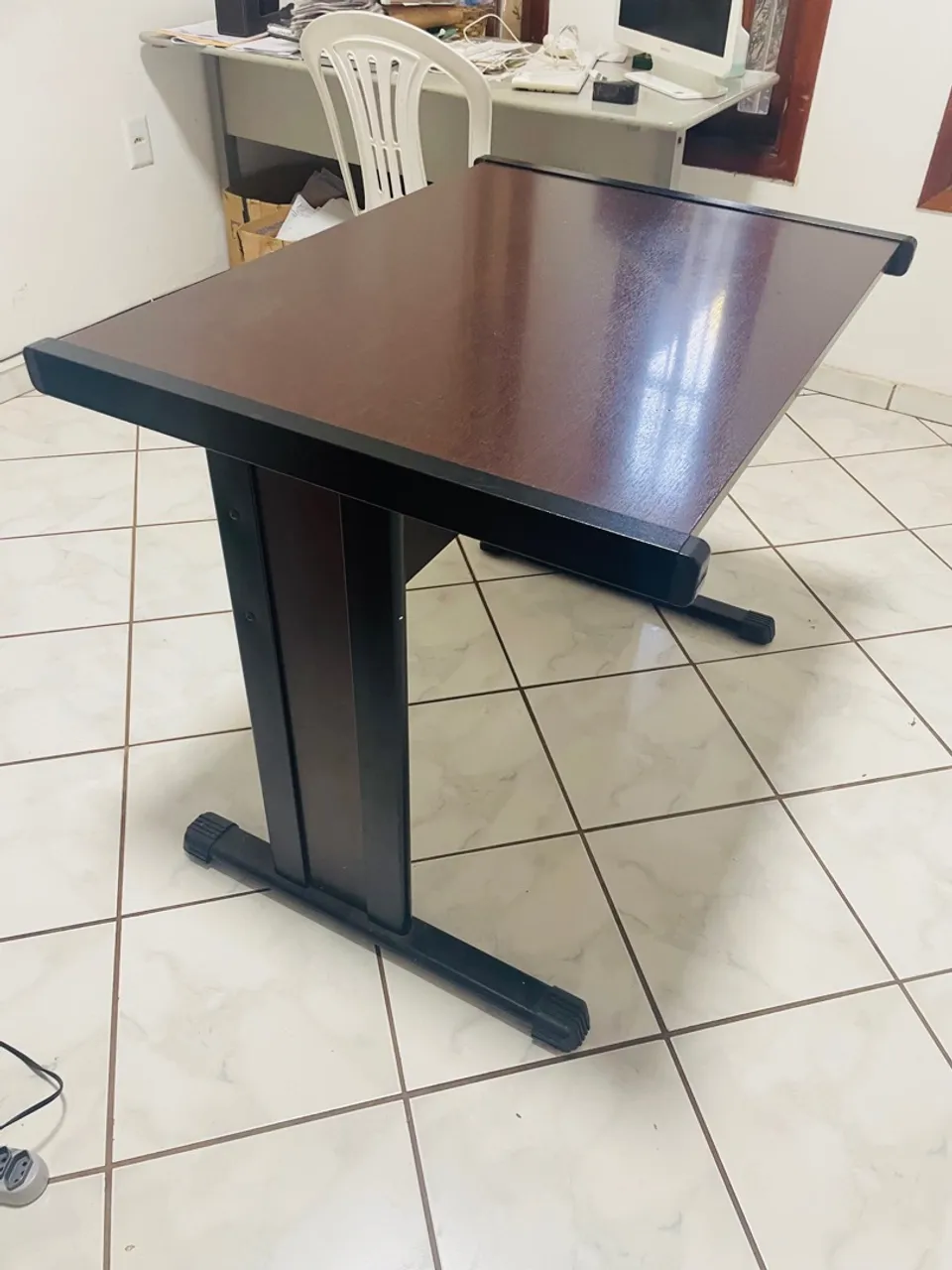 Mesa de Escritório Funcional e Elegante